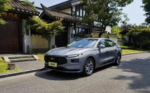 十大油耗高的轿车排行榜(油耗高的轿车哪款最好)