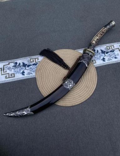 哪位主角使用弯刀作为武器
