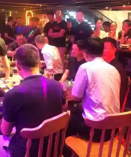 保镖阵容酒吧插图1